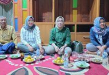 Titik Sugiyarti Silaturahmi dengan Warga Geneng Titik Sugiyarti Silaturahmi dengan Warga Geneng