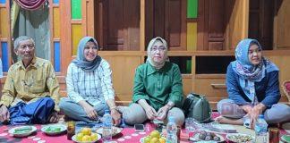 Titik Sugiyarti Silaturahmi dengan Warga Geneng Titik Sugiyarti Silaturahmi dengan Warga Geneng