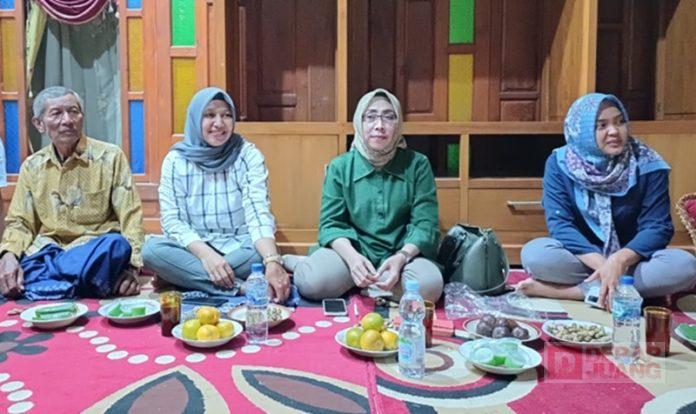 Titik Sugiyarti Silaturahmi dengan Warga Geneng Titik Sugiyarti Silaturahmi dengan Warga Geneng