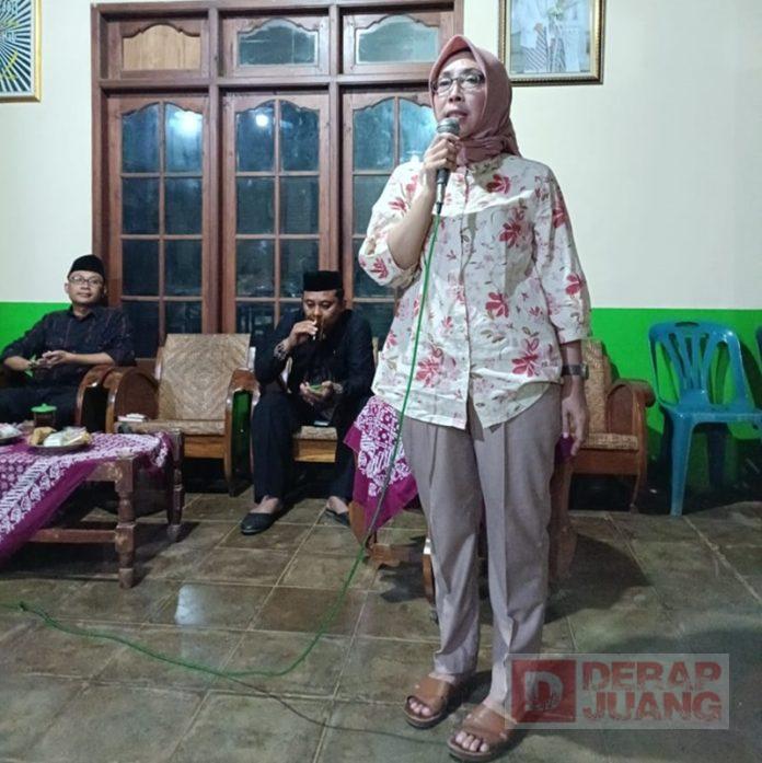 Titik Sugiyarti Sosialisasi Program di Dusun Pudak Titik Sugiyarti Sosialisasi Program di Dusun Pudak