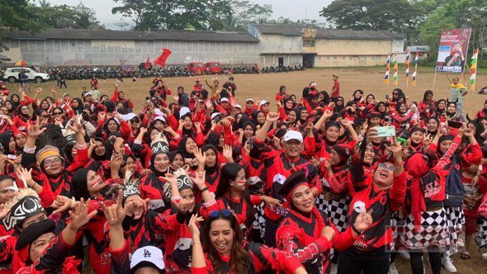 Wahyu Nugroho gelar lomba senam sicita di lapangan desa Sawangan Wahyu Nugroho gelar lomba senam sicita di lapangan desa Sawangan