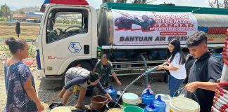 Sahabat Milenial Ganjar Tegal Beri Bantuan Air Bersih Rosmalia Yuniar membagikan bantuan air bersih.