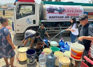 Rosmalia Yuniar membagikan bantuan air bersih.