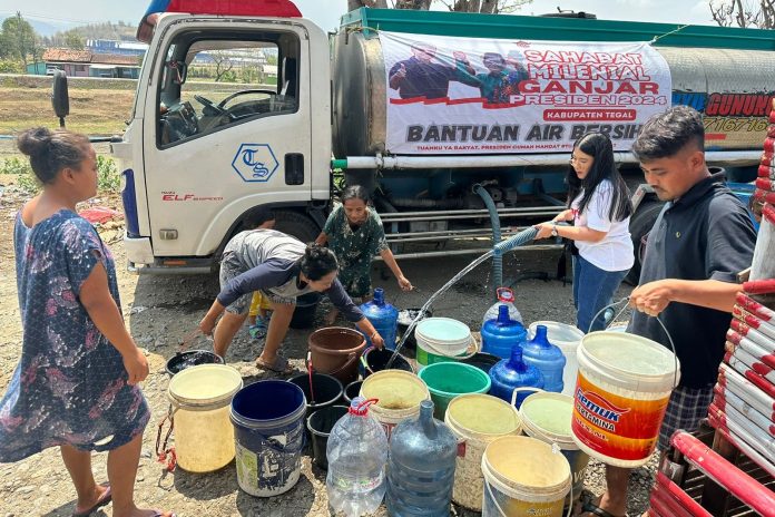 Rosmalia Yuniar membagikan bantuan air bersih. Rosmalia Yuniar membagikan bantuan air bersih.
