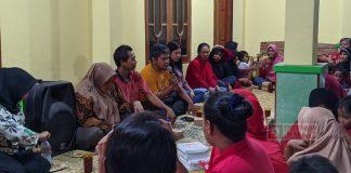 Dalam Rayuan, Danur Kongkow Mesra Bareng Ibu PKK Danur