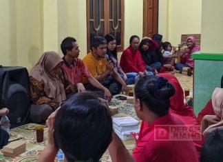 Dalam Rayuan, Danur Kongkow Mesra Bareng Ibu PKK Danur