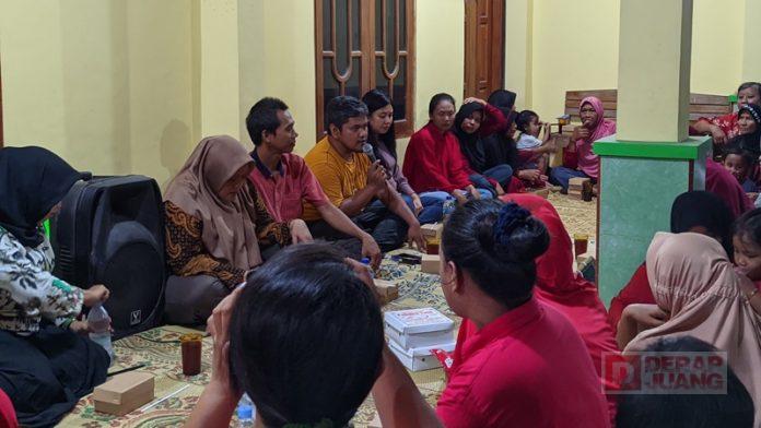 Dalam Rayuan, Danur Kongkow Mesra Bareng Ibu PKK Danur