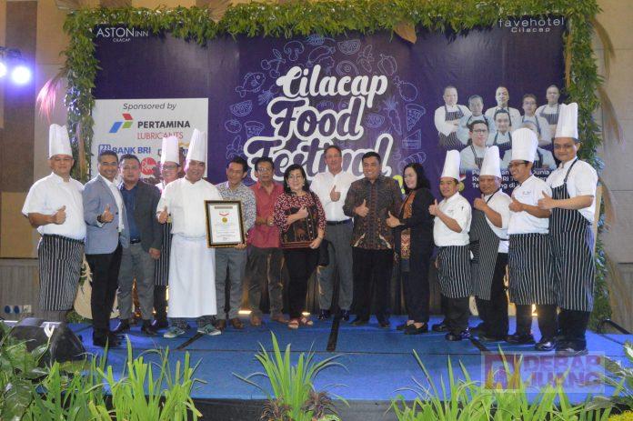 Cilacap Pecah Rekor Mendoan Terpanjang, Taufik: Promosikan Daerah Cilacap Pecah Rekor Mendoan Terpanjang, Taufik: Promosikan Daerah