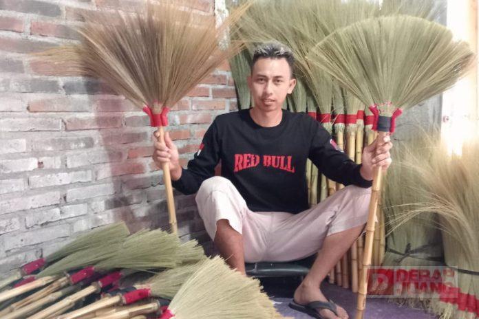 Pemuda PDI Perjuangan dari Magelang, S Budi Hartono, Ciptakan Inovasi dengan Sapu Ijuk Berbahan Rayung S Budi Hartono