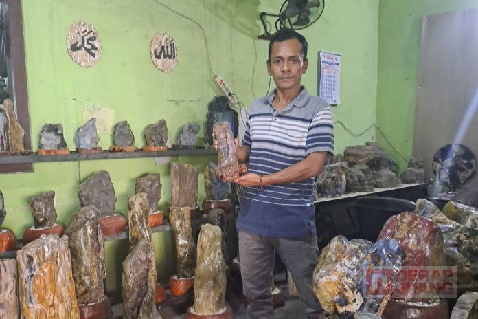 Indarto, Ciptakan Kemandirian Ekonomi di Dunia Batu Alam dan Fosil Kayu Indarto