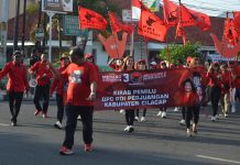 Foto: PDI Perjuangan Kab. Cilacap mengikuti serangkaian acara Kirab Pemilu Damai 2024