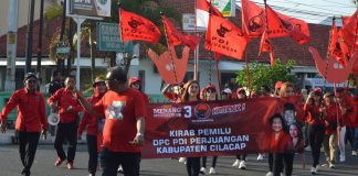 Kirab Pemilu Damai, Taufik Ajak Masyarakat Berpartisipasi dalam Pesta Demokrasi Foto: PDI Perjuangan Kab. Cilacap mengikuti serangkaian acara Kirab Pemilu Damai 2024