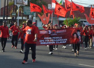 Kirab Pemilu Damai, Taufik Ajak Masyarakat Berpartisipasi dalam Pesta Demokrasi Foto: PDI Perjuangan Kab. Cilacap mengikuti serangkaian acara Kirab Pemilu Damai 2024
