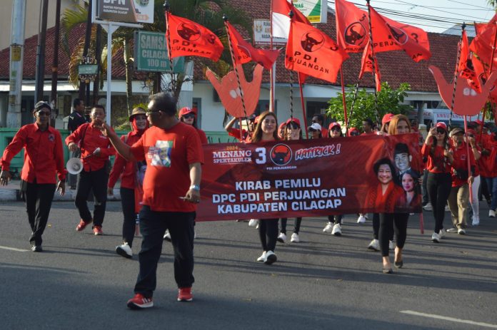 Foto: PDI Perjuangan Kab. Cilacap mengikuti serangkaian acara Kirab Pemilu Damai 2024