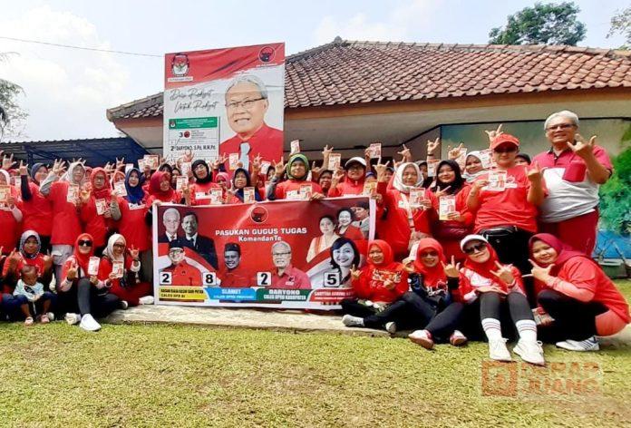 Ajak Warga Wanareja Hidup Sehat, Daryono Gelar Senam SICITA Foto: Daryono (berdiri pojok kanan) bersama para peserta senam SICITA Wanareja