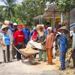 Kerja Bakti Bareng Warga Kalenpring, Bu Nyai Berikan Bantuan Batu Cabluk
