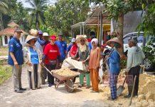 Kerja Bakti Bareng Warga Kalenpring, Bu Nyai Berikan Bantuan Batu Cabluk