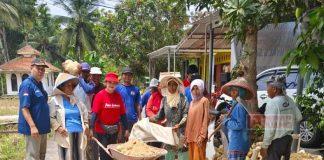 Kerja Bakti Bareng Warga Kalenpring, Bu Nyai Berikan Bantuan Batu Cabluk