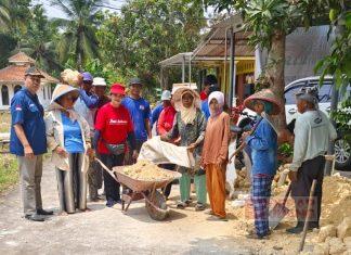 Kerja Bakti Bareng Warga Kalenpring, Bu Nyai Berikan Bantuan Batu Cabluk