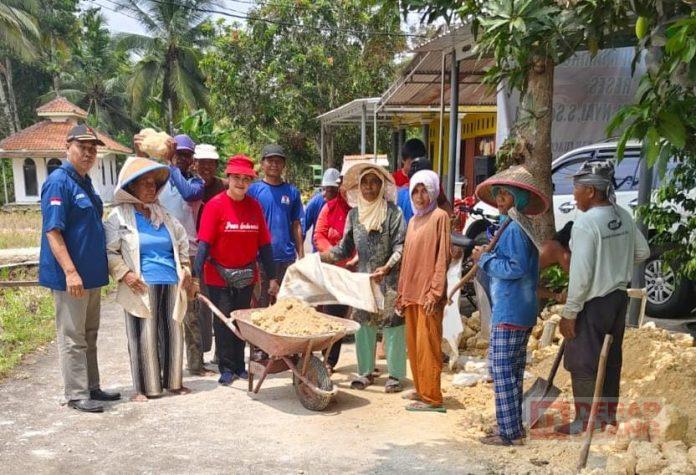 Kerja Bakti Bareng Warga Kalenpring, Bu Nyai Berikan Bantuan Batu Cabluk