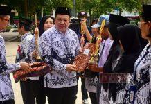Dance mengikuti upacara peringatan Hari Guru