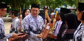 Dance mengikuti upacara peringatan Hari Guru