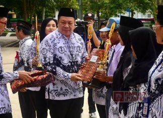 Dance: Orang Hebat Lahir Dari Guru Yang Hebat Dance mengikuti upacara peringatan Hari Guru