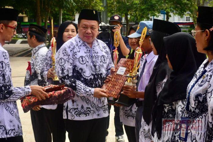 Dance mengikuti upacara peringatan Hari Guru Dance mengikuti upacara peringatan Hari Guru