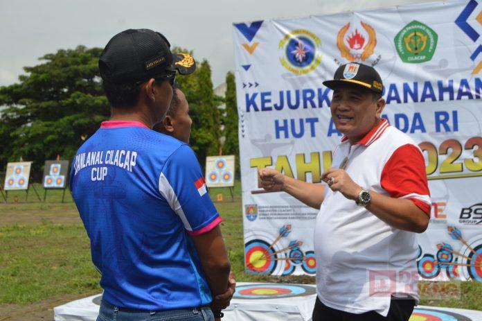 Taufik Apresiasi Para Atlet Muda Peserta Kejurkab Panahan HUT Armada Taufik Apresiasi Para Atlet Muda Peserta Kejurkab Panahan HUT Armada