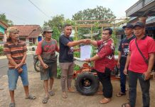 Purwanto Berikan Bantuan Traktor Ke Kelompok Tani Desa Ciwalen Purwanto Berikan Bantuan Traktor Kepada Kelompok Tani Desa Ciwalen