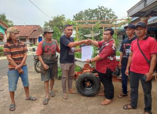 Purwanto Berikan Bantuan Traktor Kepada Kelompok Tani Desa Ciwalen