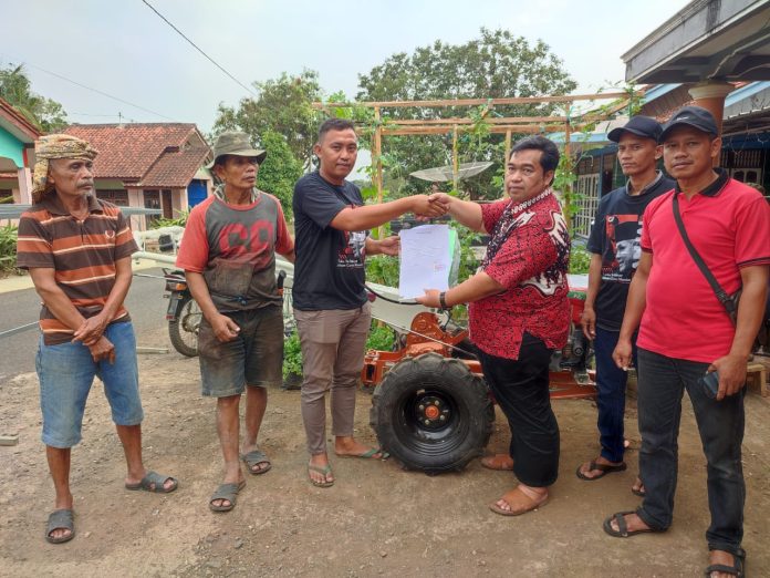 Purwanto Berikan Bantuan Traktor Kepada Kelompok Tani Desa Ciwalen Purwanto Berikan Bantuan Traktor Kepada Kelompok Tani Desa Ciwalen