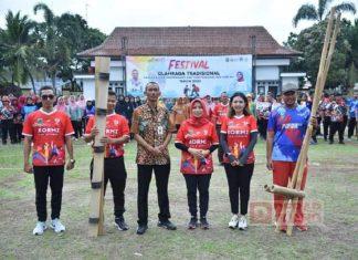 Ristawati membuka Festival Olahraga Tradisional Tahun 2023