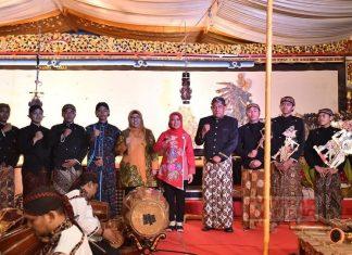 Ristawati Hadiri Pagelaran Wayang Kulit Di Jatiluhur Karanganyar Ristawati Hadiri Pagelaran Wayang kulit di Kelurahan Jatiluhur Karanganyar