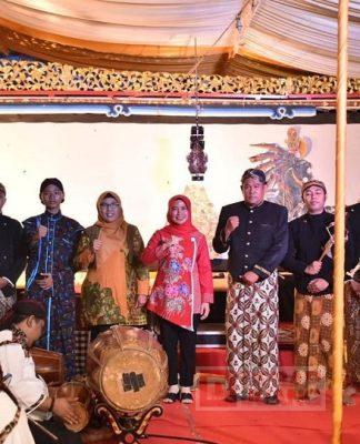 Ristawati Hadiri Pagelaran Wayang Kulit Di Jatiluhur Karanganyar Ristawati Hadiri Pagelaran Wayang kulit di Kelurahan Jatiluhur Karanganyar
