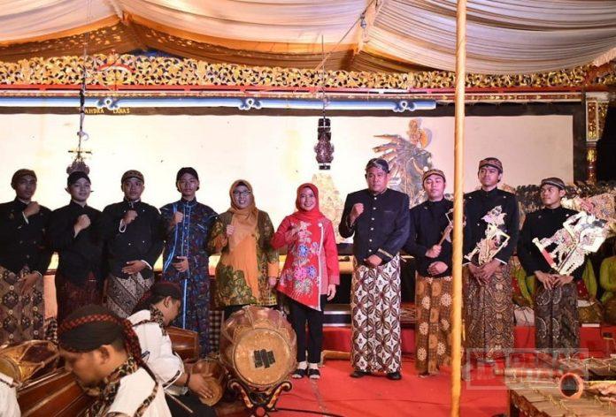 Ristawati Hadiri Pagelaran Wayang kulit di Kelurahan Jatiluhur Karanganyar Ristawati Hadiri Pagelaran Wayang kulit di Kelurahan Jatiluhur Karanganyar