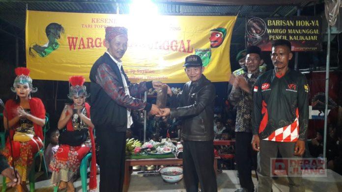 isnaeni melakukan serah terima bantuan alat kesenian gamelan kepada kelompok seni wargo manunggal Pencil, Kalikajar Isnaeni melakukan serah terima bantuan alat kesenian gamelan kepada kelompok seni wargo manunggal Pencil, Kalikajar