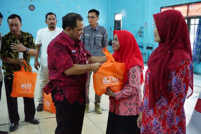 ngesti nugraha menyerahkan paket sembako apresiasi