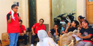 Andang Bersama Tri Budi Bagikan Stimulan Vitamin Sekaligus Sosialisasikan KTP Sakti