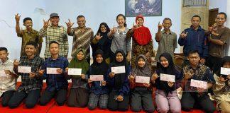 Azalea Bagikan SK Beasiswa PIP Untuk Pelajar Desa Kepatihan