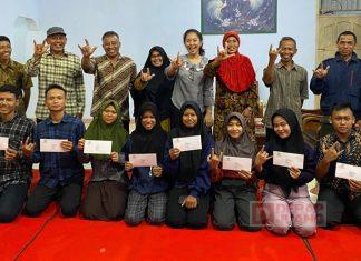 Azalea Bagikan SK Beasiswa PIP Untuk Pelajar Desa Kepatihan