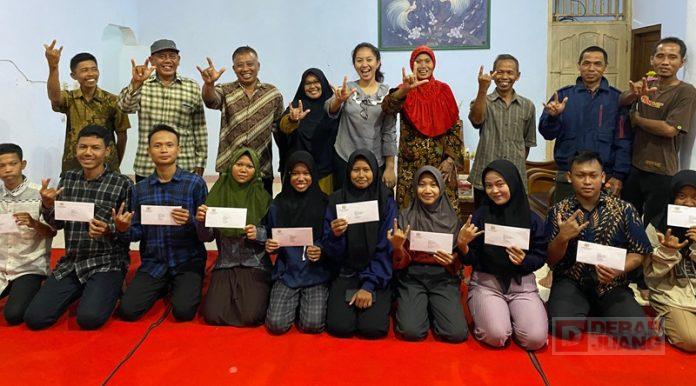 Azalea Bagikan SK Beasiswa PIP Untuk Pelajar Desa Kepatihan