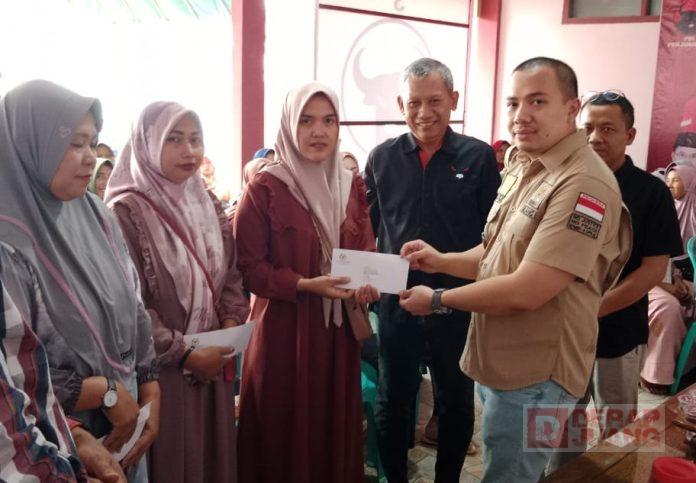 Bersama Gilang, Junarso berikan bantuan PIP Kepada Pelajar di Kecamatan Keling Bersama Gilang, Junarso berikan bantuan PIP Kepada Pelajar di Kecamatan Keling