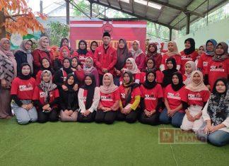 Billy Subhi Berdayakan Srikandi PDI Perjuangan Bangun Ekonomi Kreatif Desa Andongsili Billy Subhi memberi pelatihan kepada srikandi sicita desa andongsili