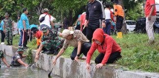 Cegah Banjir dan Wabah Penyakit, Bupati Grobogan Gotong-Royong ‘Resik-resik Kali’ Cegah Banjir dan Wabah Penyakit, Bupati Grobogan Gotong-Royong 'Resik-resik Kali'