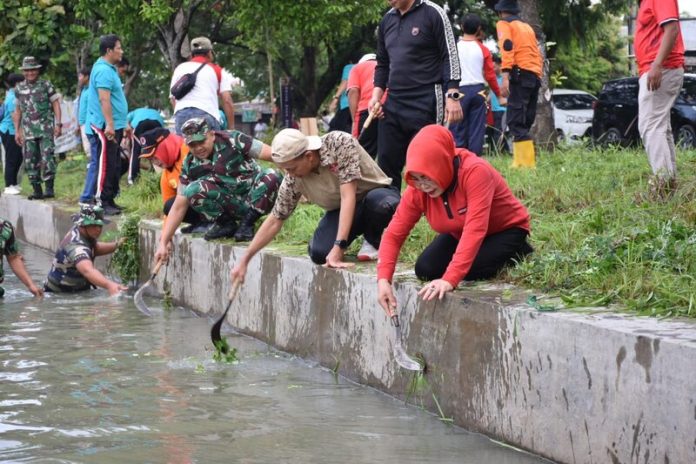 Cegah Banjir dan Wabah Penyakit, Bupati Grobogan Gotong-Royong 'Resik-resik Kali' Cegah Banjir dan Wabah Penyakit, Bupati Grobogan Gotong-Royong 'Resik-resik Kali'