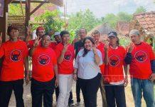 Erin bersama pengurus ranting Desa Belor