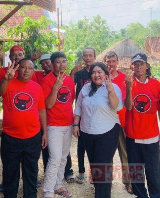 Erin bersama pengurus ranting Desa Belor