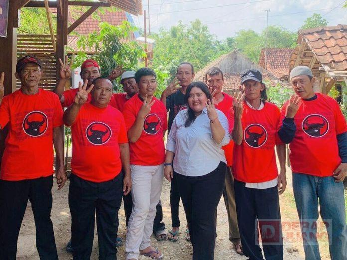 Erin bersama pengurus ranting Desa Belor Erin bersama pengurus ranting Desa Belor