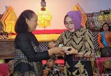 Resmikan Balai Desa Karangsari, Sri Sumarni Ajak Nguri-uri Kebudayaan Gelaran wayang kulit serta peresmian balai desa